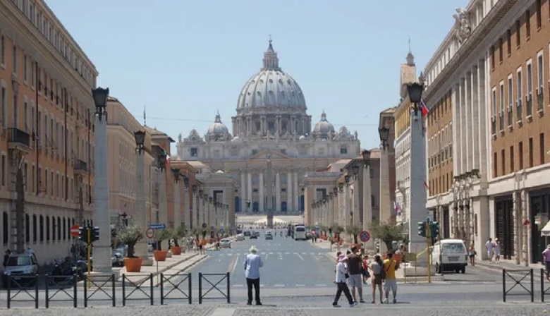Alarma en el Vaticano: detuvieron a un hombre que irrumpió con un auto en la ciudad