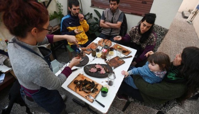 La crisis en la mesa de los argentinos: se consume menos pan, lácteos y carnes