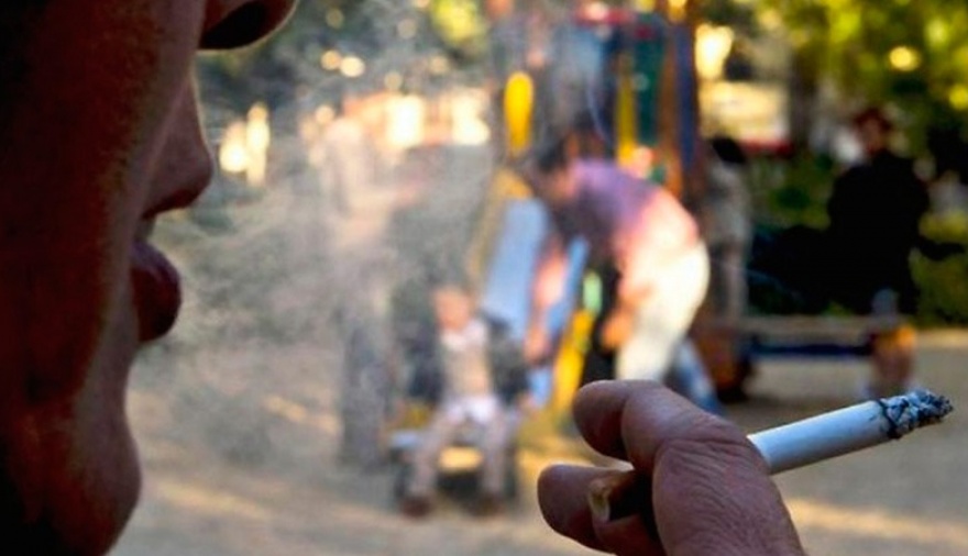 Mendoza prohíbe fumar en plazas, parques y cerca de las escuelas