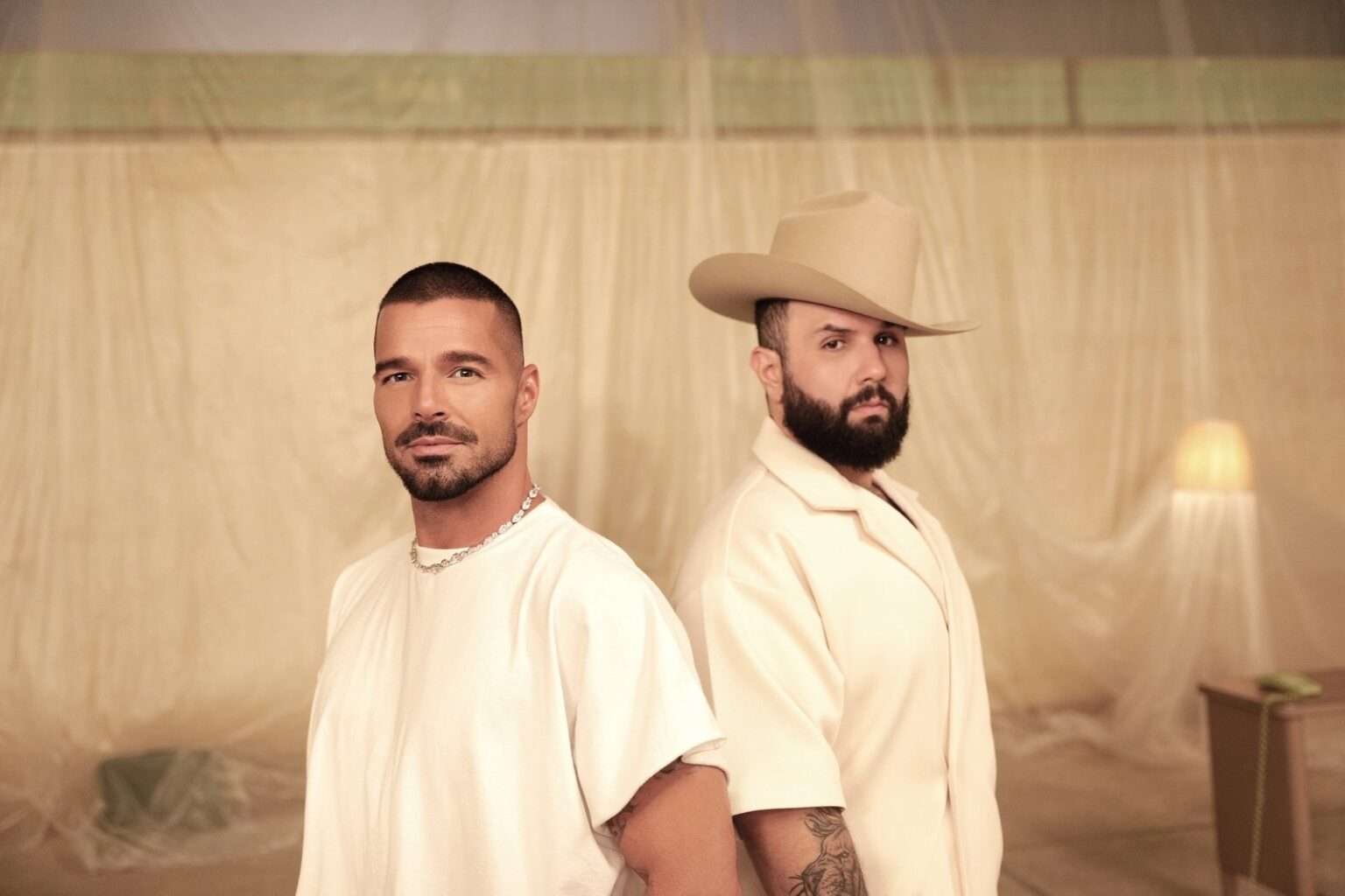 Ricky Martin y Carín León versionan la clásica balada "A medio vivir ...
