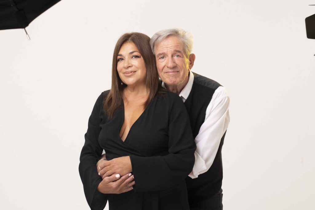 Jáchal recibirá a Pablo Alarcón y Claribel Medina con la obra «Es Complicado»