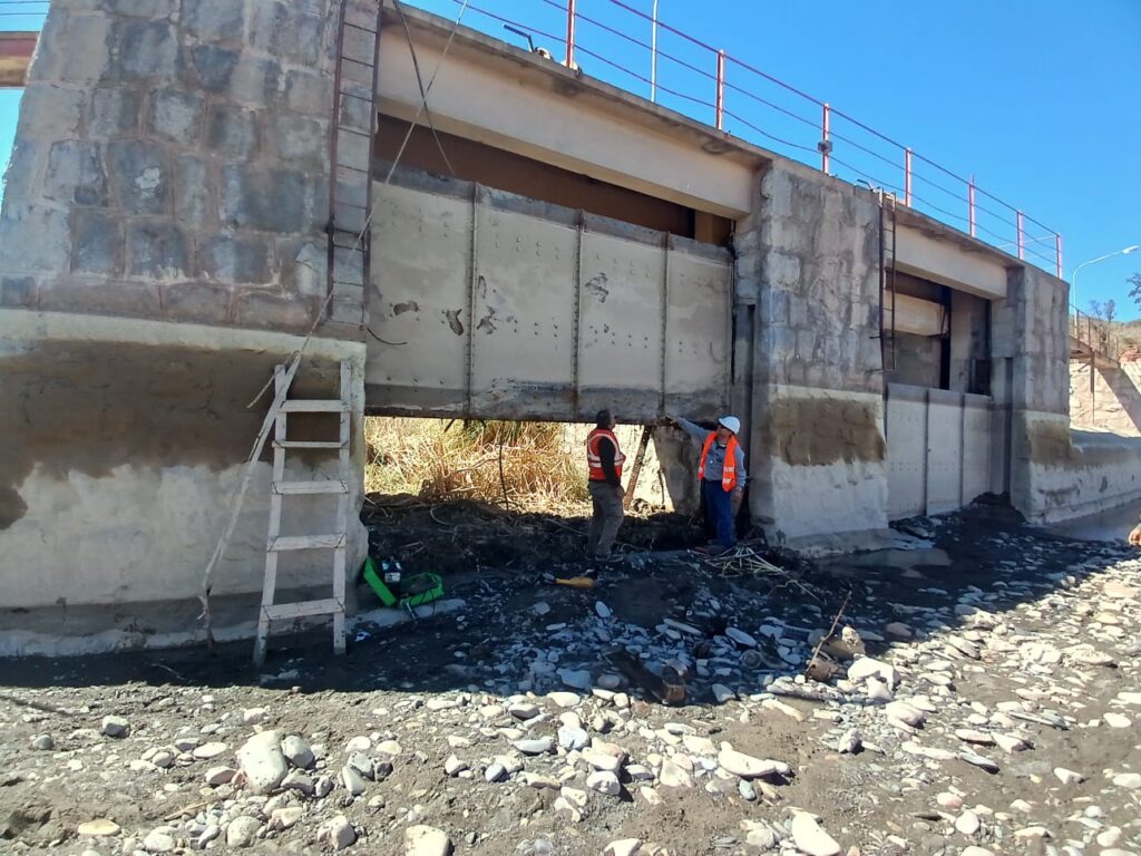 Este lunes habrá más agua en el río Jáchal y piden evitar acercarse a la zona