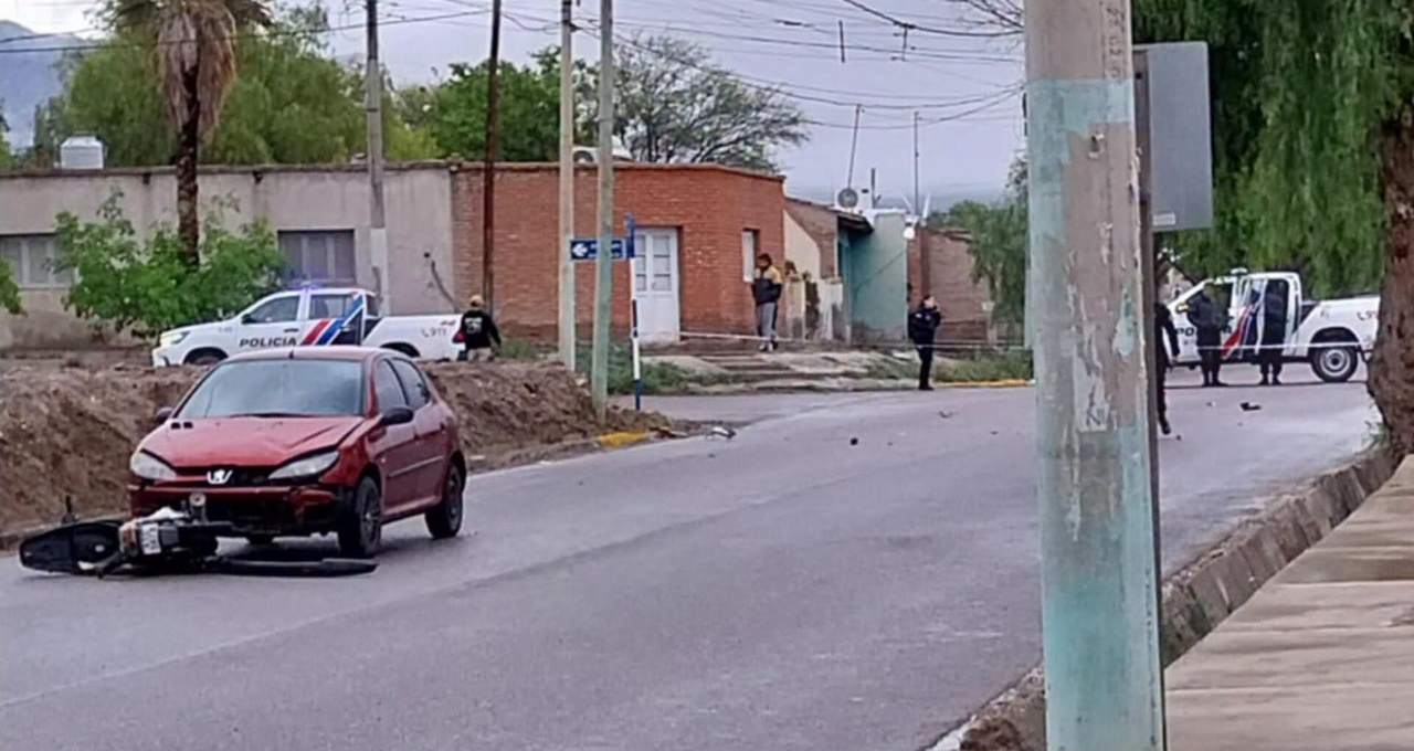 Choque entre una moto y un auto en inmediaciones de la Escuela Normal de Jáchal
