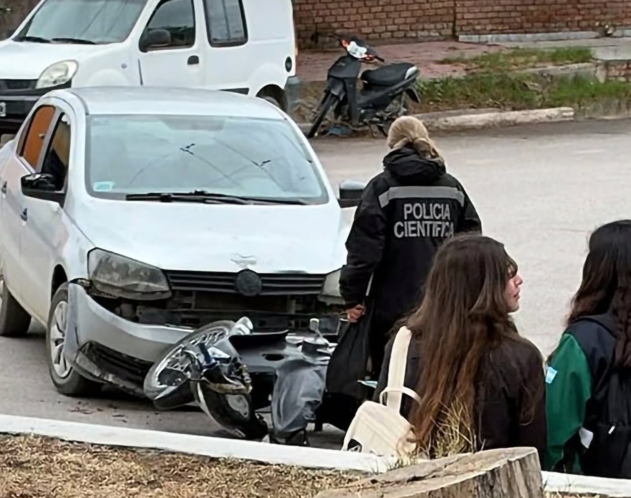 Una motociclista sufrió una fractura expuesta tras chocar con un automóvil en avenida Caseros y Rivadavia
