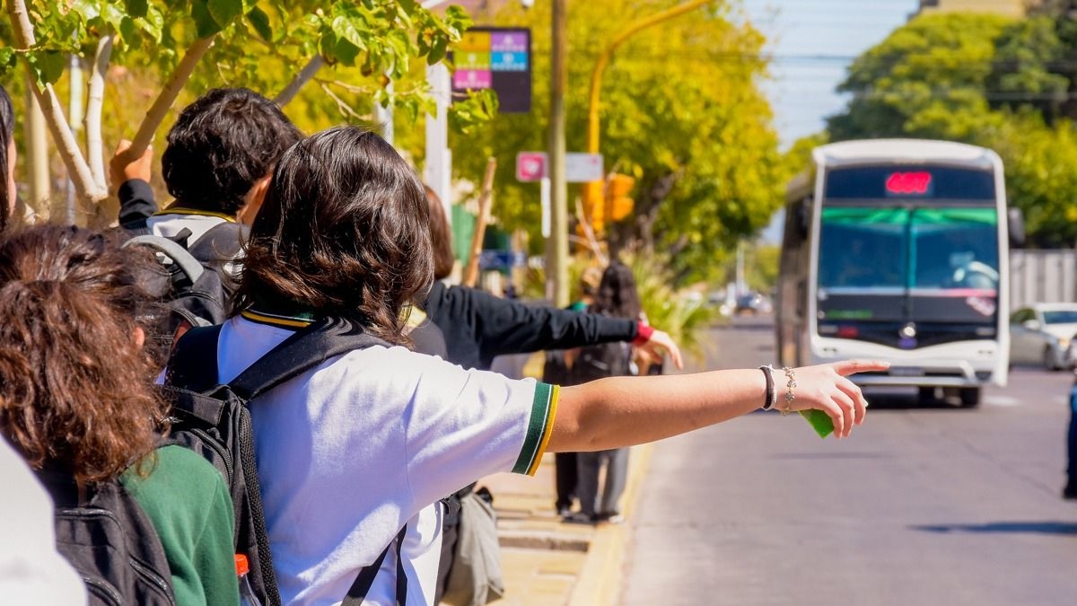Escuelas: justificarán las faltas y tardanzas por el paro de colectivos en San Juan